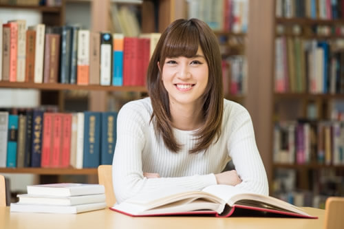 図書館で勉強する女学生